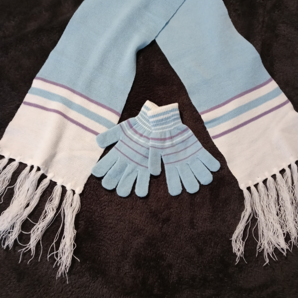 FREE with any purchase 🎁 Childs Unisex scarf and mitten set